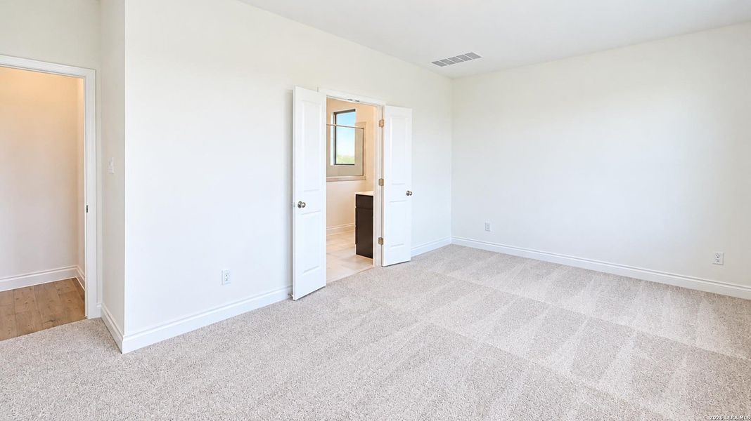 Spacious, unfurnished interior of a new home in Legacy at Lake Dunlap, New Braunfels (Image 17).