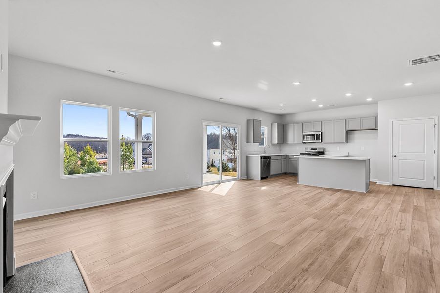 Spacious, unfurnished interior of a new home in Hanes Lake, Winston-Salem (Image 20).