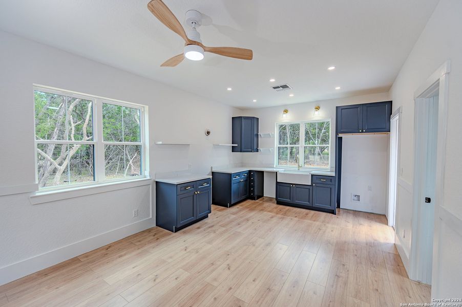 Spacious, unfurnished interior of a new home in , Bandera (Image 19).