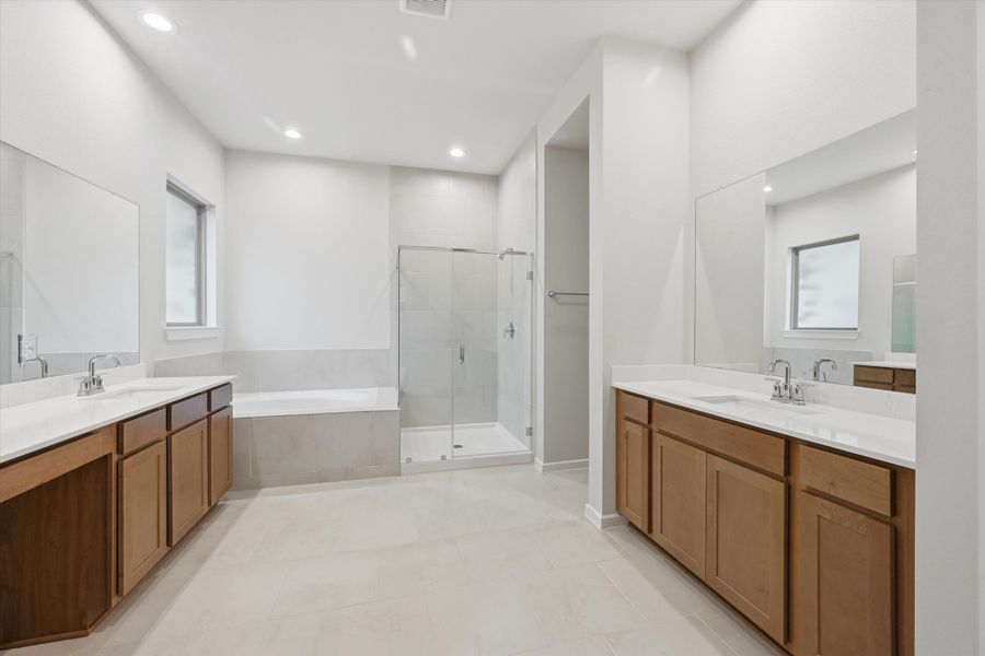 Furnished interior view inside a new home in Canterra Creek  60', Rosharon (Image 18).