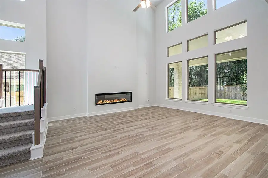 Spacious, unfurnished interior of a new home in Cross Creek West, Fulshear (Image 11).