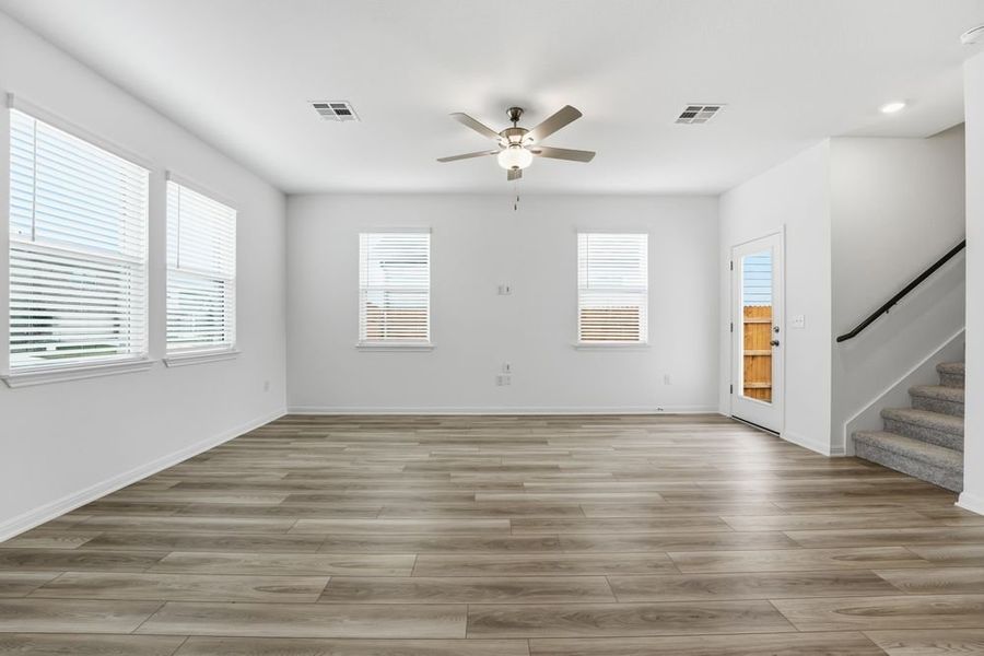 Spacious, unfurnished interior of a new home in Longview, Del Valle (Image 10).