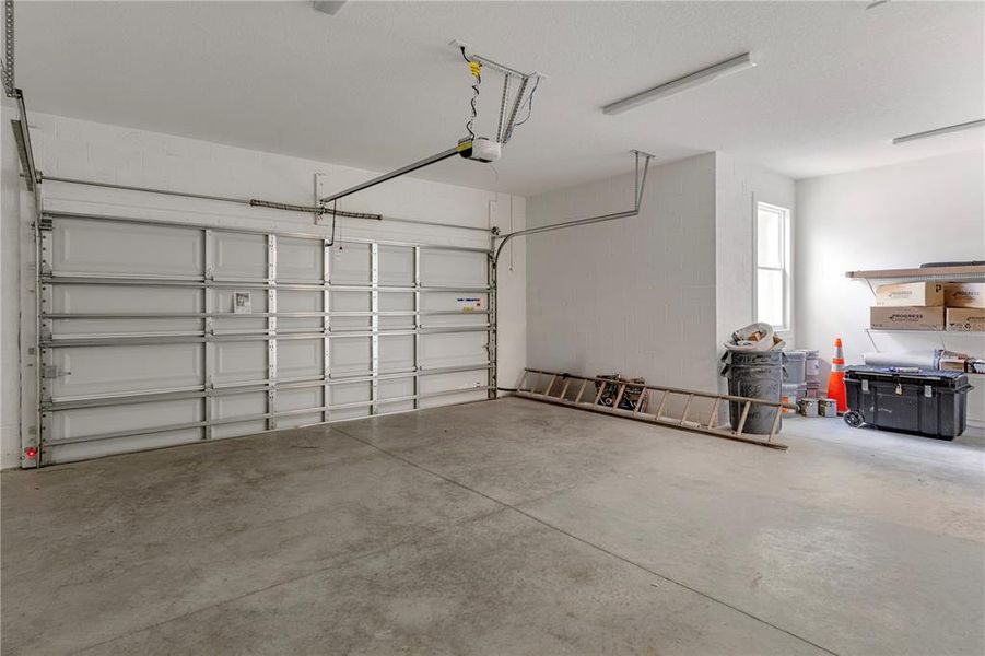 Spacious, unfurnished interior of a new home in Pine Ridge Estates, Beverly Hills (Image 25).