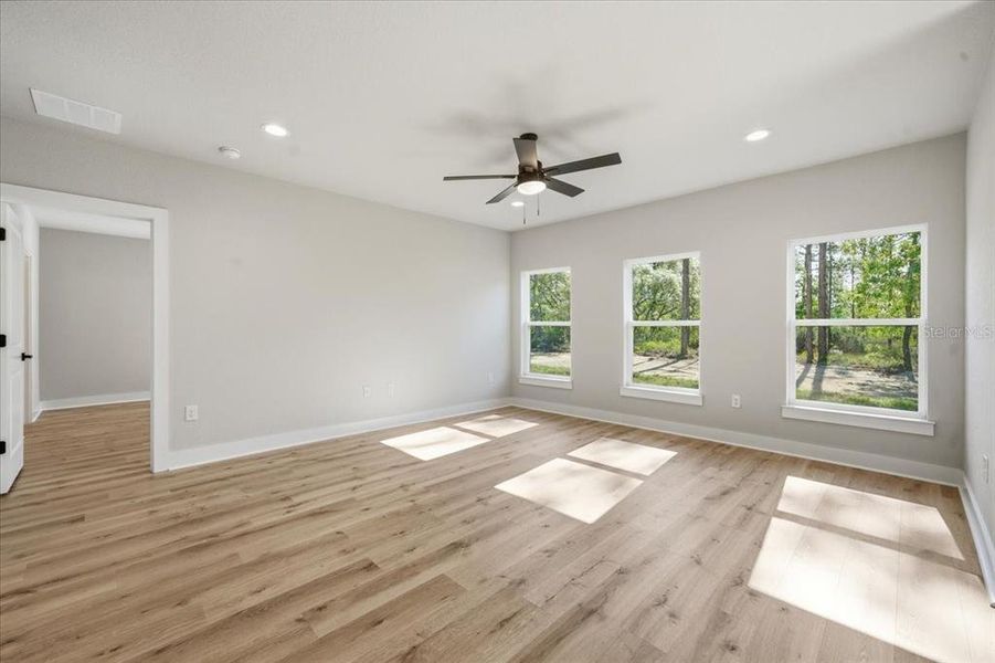 Spacious, unfurnished interior of a new home in , Weeki Wachee (Image 14).