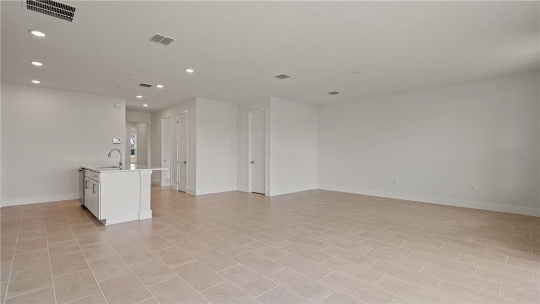 Spacious, unfurnished interior of a new home in Trailside, Mount Dora (Image 14).