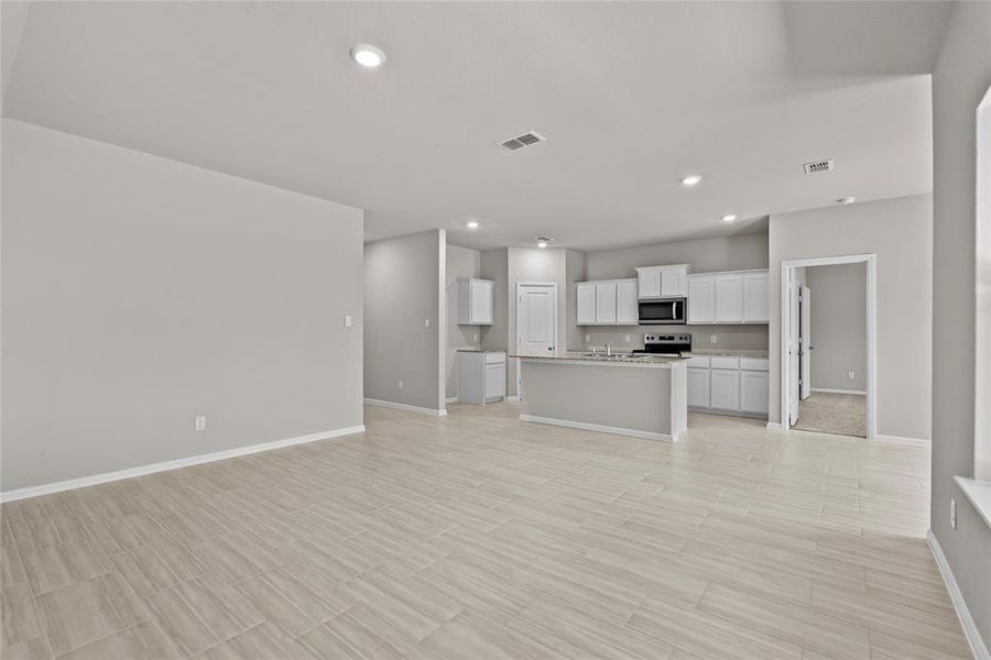 Spacious, unfurnished interior of a new home in Meadowbrook Estates, Cleburne (Image 20).