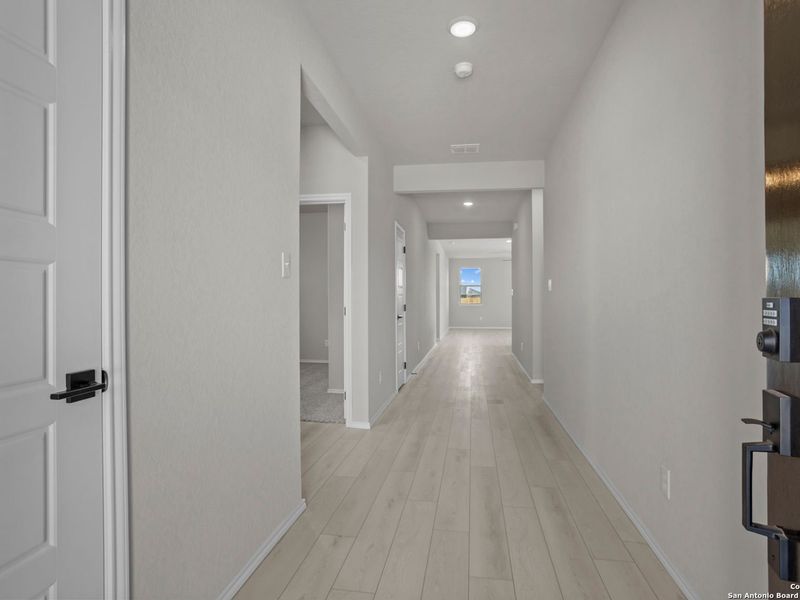 Spacious, unfurnished interior of a new home in Hannah Heights, Seguin (Image 14).