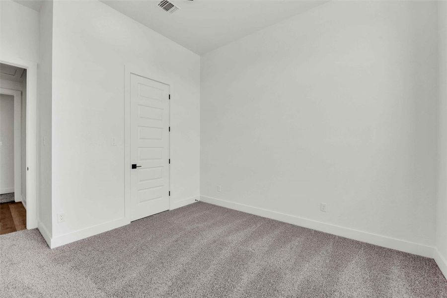 Spacious, unfurnished interior of a new home in Daniels Mountain, Georgetown (Image 25).