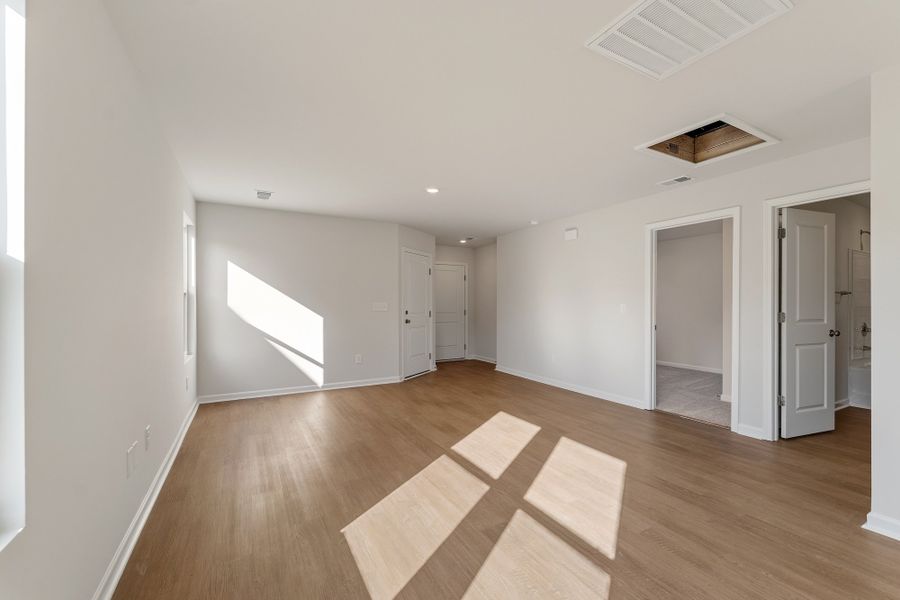 Spacious, unfurnished interior of a new home in Evergreen, Spartanburg (Image 11).