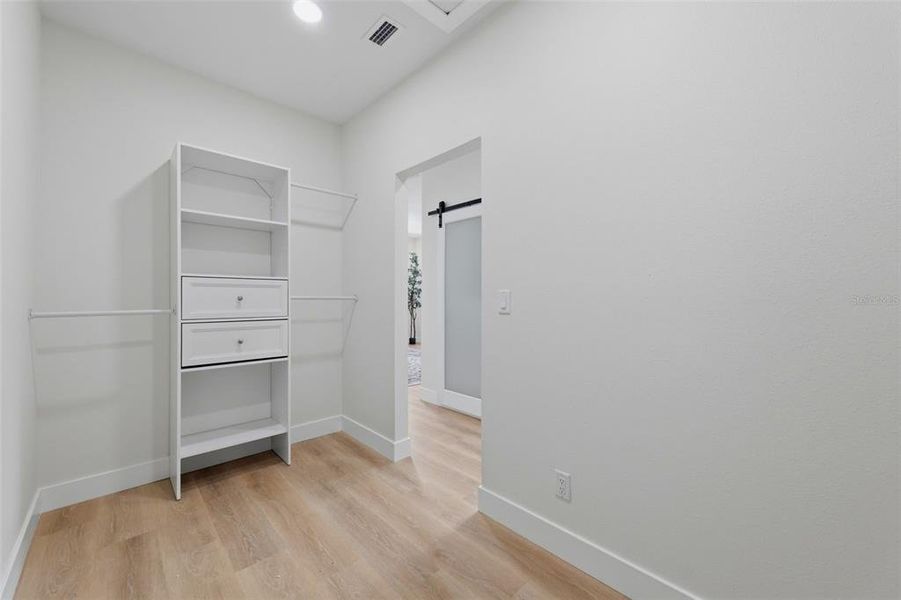 Spacious, unfurnished interior of a new home in , Tampa (Image 69).