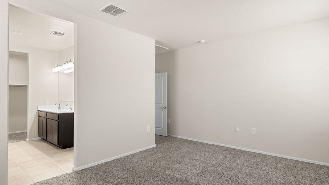 Spacious, unfurnished interior of a new home in Rio Rancho Estates, Wittmann (Image 28).