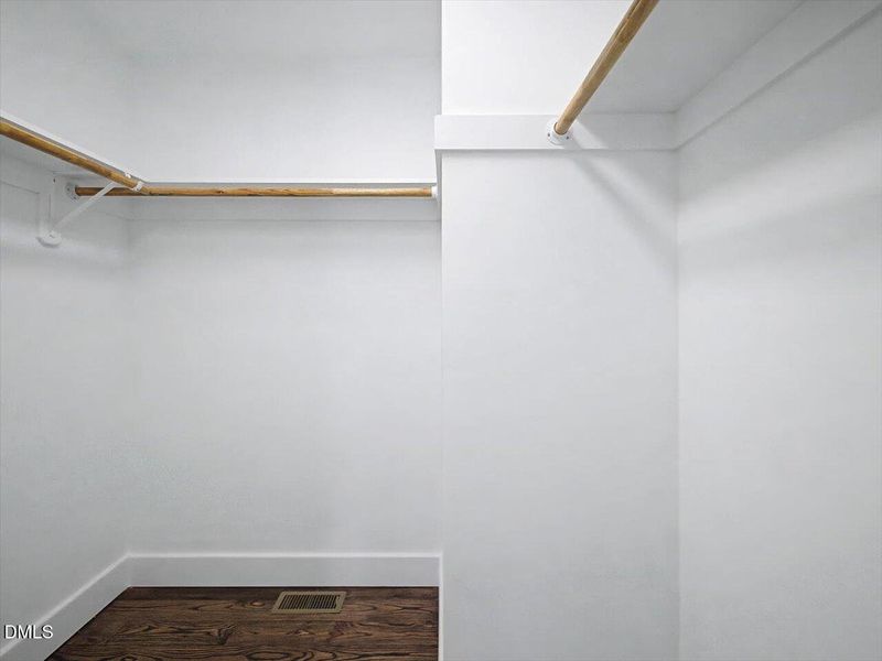 36-Walk in Closet 36-Walk in Closet