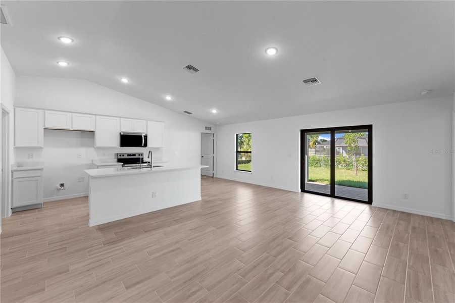 Spacious, unfurnished interior of a new home in , Port Charlotte (Image 10).