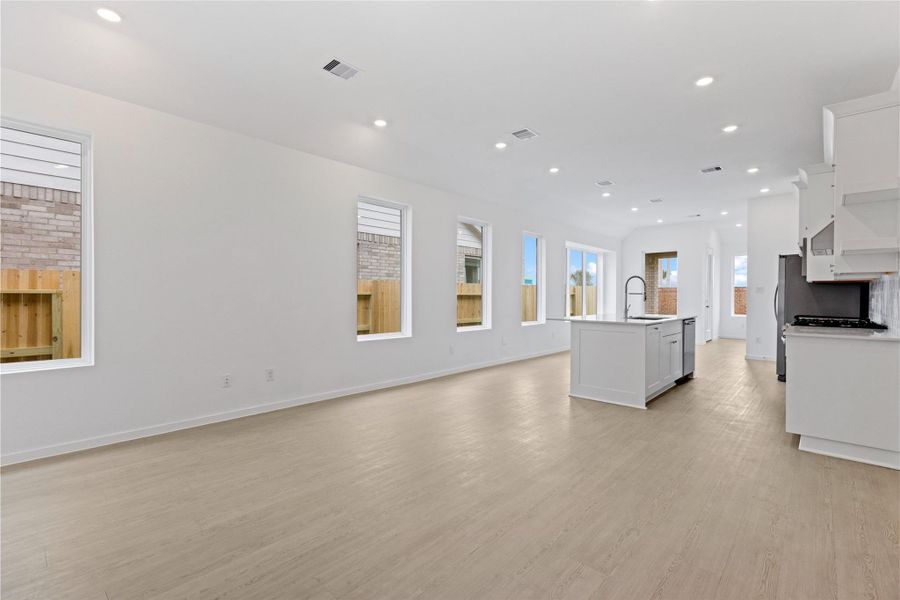Spacious, unfurnished interior of a new home in Lago Mar: Bristol Collection, Texas City (Image 14).