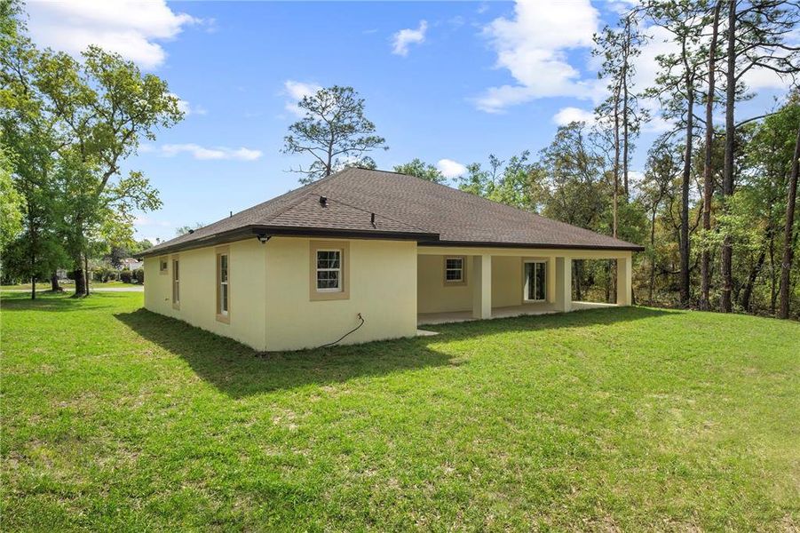 Exterior details and patio area of a home in , Dunnellon (Image 40).