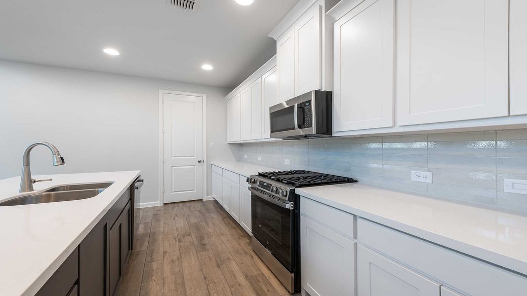 Furnished interior view inside a new home in Avondale 40', Fate (Image 8).