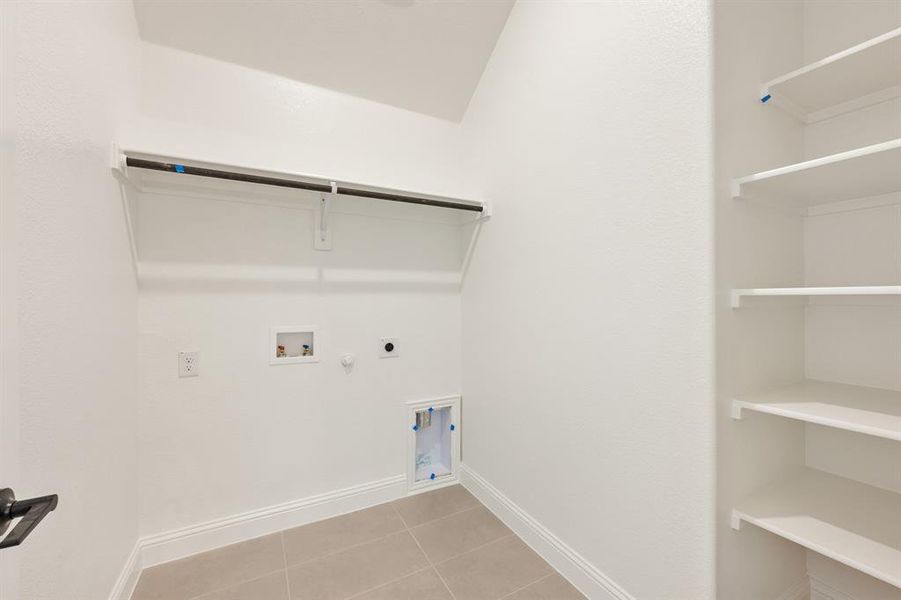 Spacious, unfurnished interior of a new home in Abe's Landing, Granbury (Image 27).