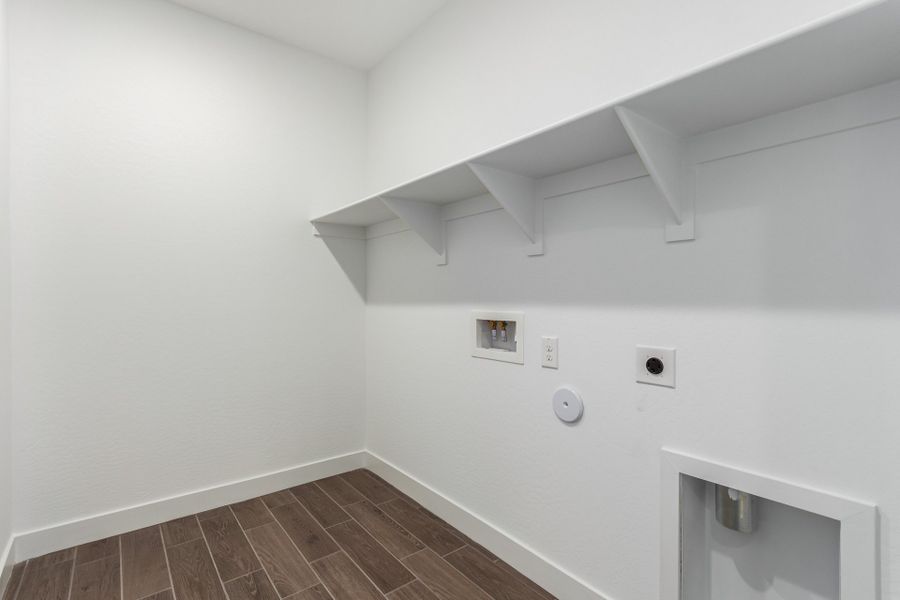 Spacious, unfurnished interior of a new home in Hawes Crossing, Mesa (Image 27).