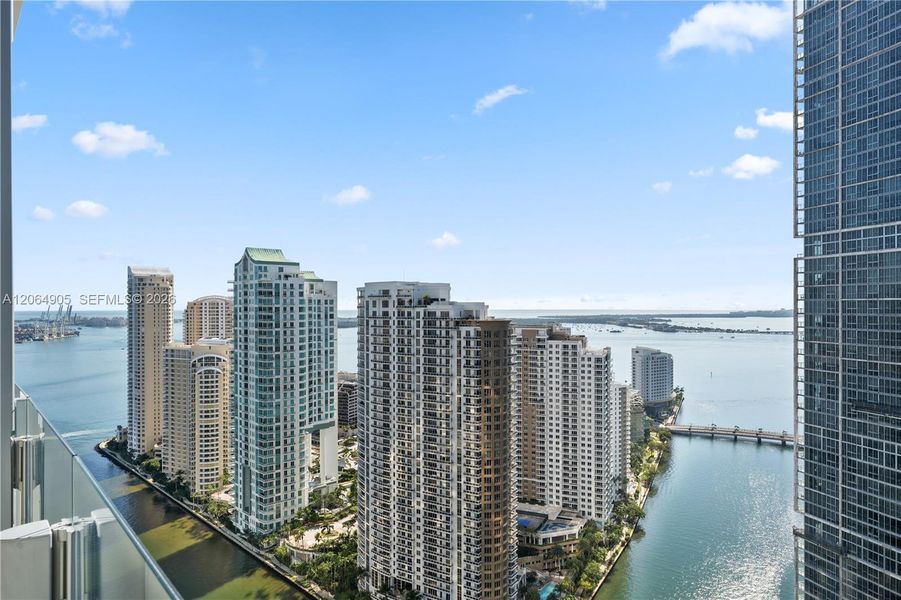 Condo located in Miami, FL showcasing its design and architecture (Image 27).