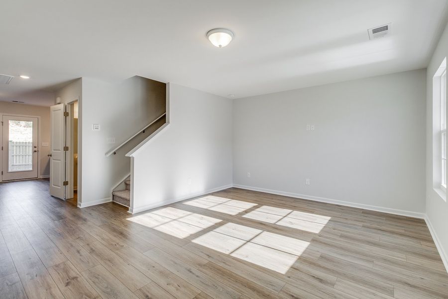 Spacious, unfurnished interior of a new home in Astoria, Columbia (Image 13).