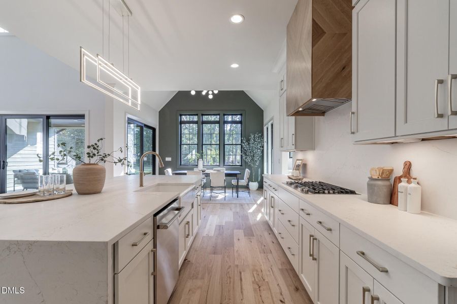 200_MEADOW_WALK_DR_INTERIOR_20 200_MEADOW_WALK_DR_INTERIOR_20