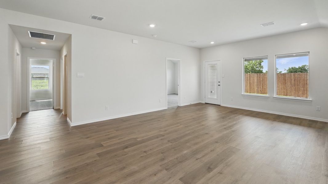 Spacious, unfurnished interior of a new home in Bluff Springs, Ferris (Image 12).