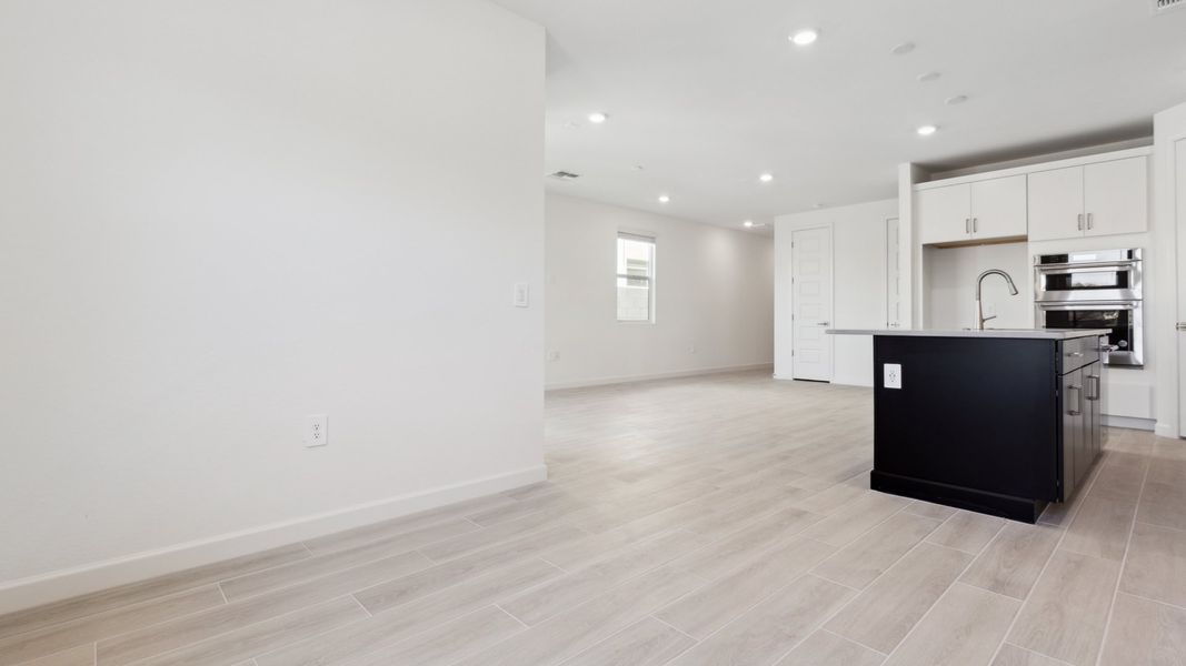 Spacious, unfurnished interior of a new home in Avance, Phoenix (Image 15).
