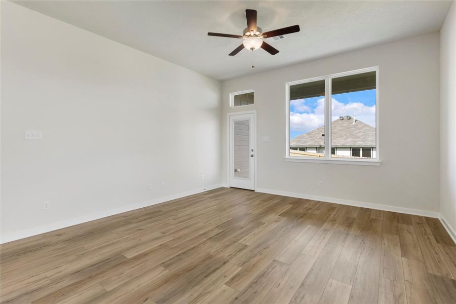 Spacious, unfurnished interior of a new home in Vintage Farms, Brenham (Image 42).