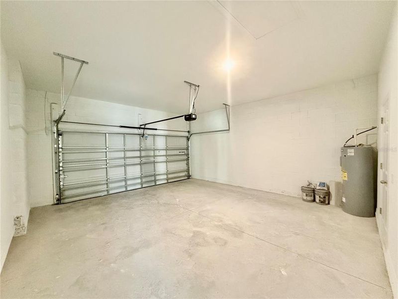 Spacious, unfurnished interior of a new home in , Eustis (Image 36).