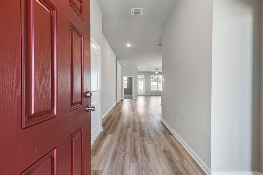 Spacious, unfurnished interior of a new home in Arroyo Ranch, Seguin (Image 10).