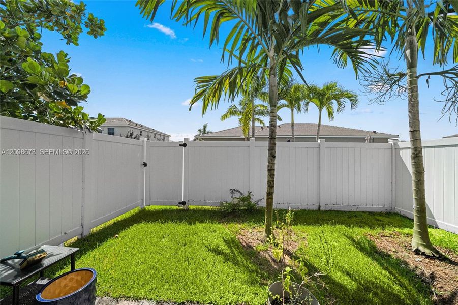 Exterior details and patio area of a home in , Pembroke Pines (Image 3).