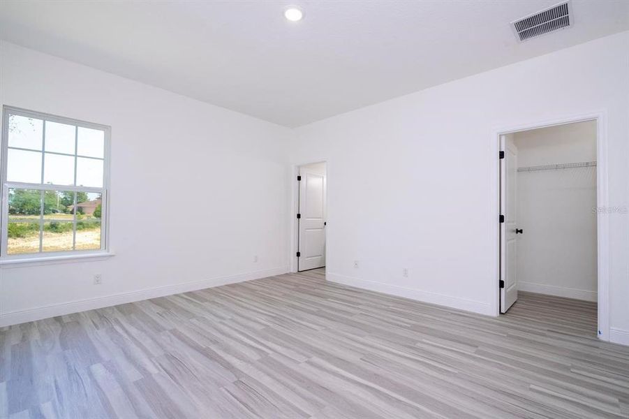 Spacious, unfurnished interior of a new home in , Citrus Springs (Image 30).