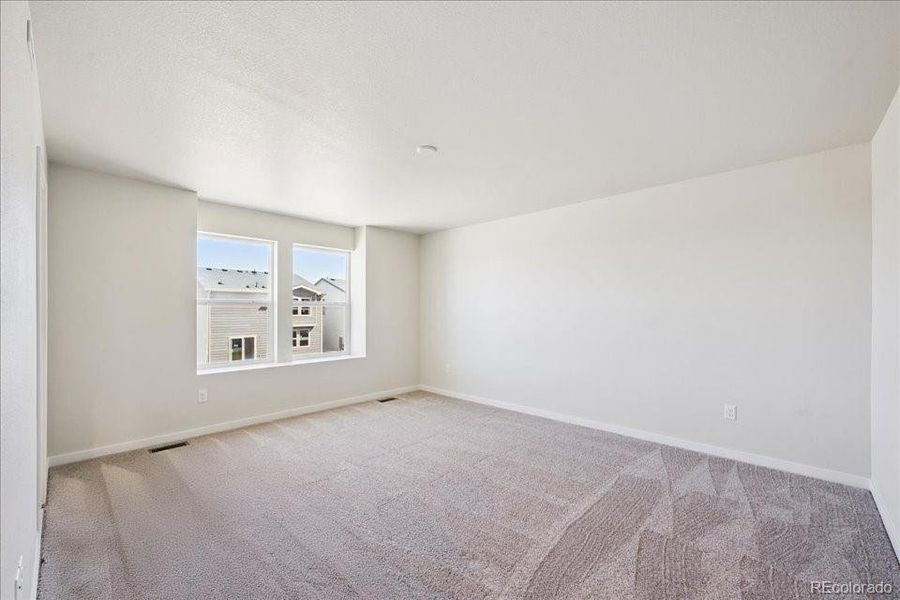 Spacious, unfurnished interior of a new home in Coyote Creek, Fort Lupton (Image 13).