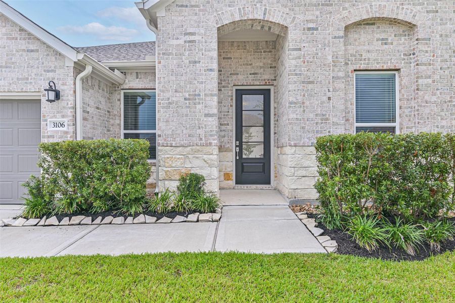 Exterior details and patio area of a home in Lago Mar, Texas City (Image 28).