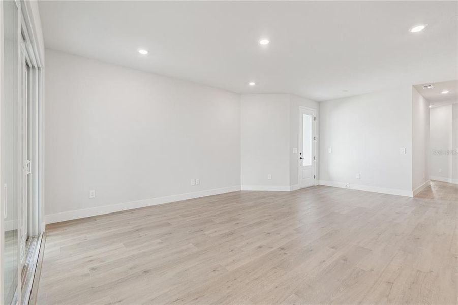 Spacious, unfurnished interior of a new home in Gracewater at Sarasota, Sarasota (Image 27).