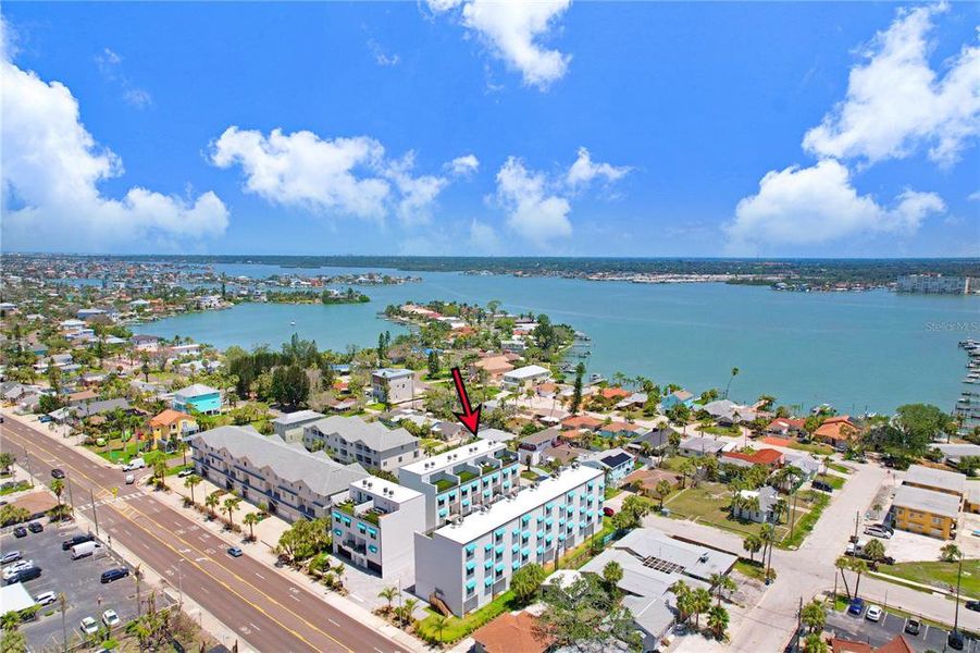 Condo located in St. Petersburg, FL showcasing its design and architecture (Image 3).