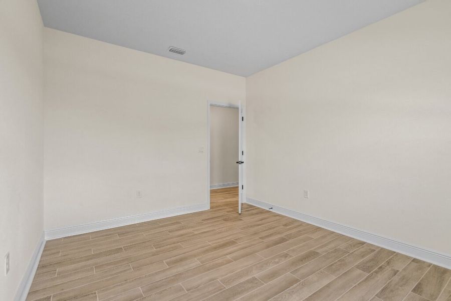 Spacious, unfurnished interior of a new home in Natureview, Freeport (Image 25).