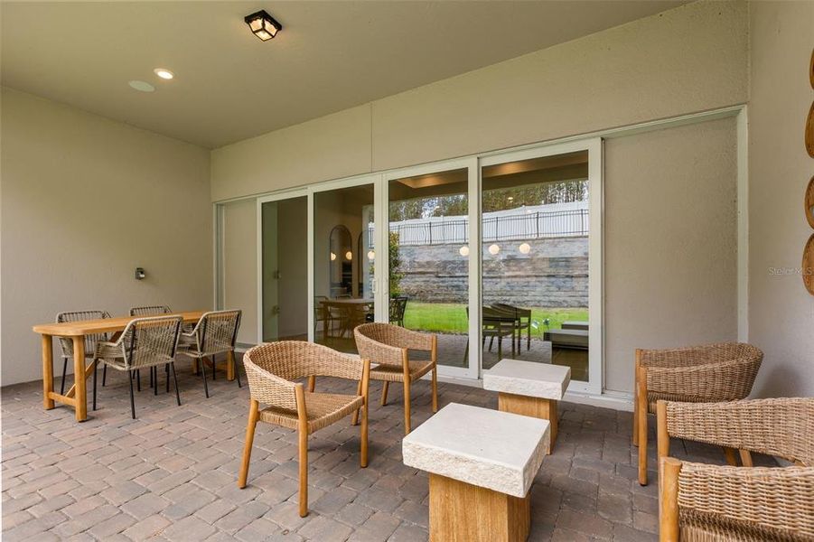 Exterior details and patio area of a home in , Winter Garden (Image 26).