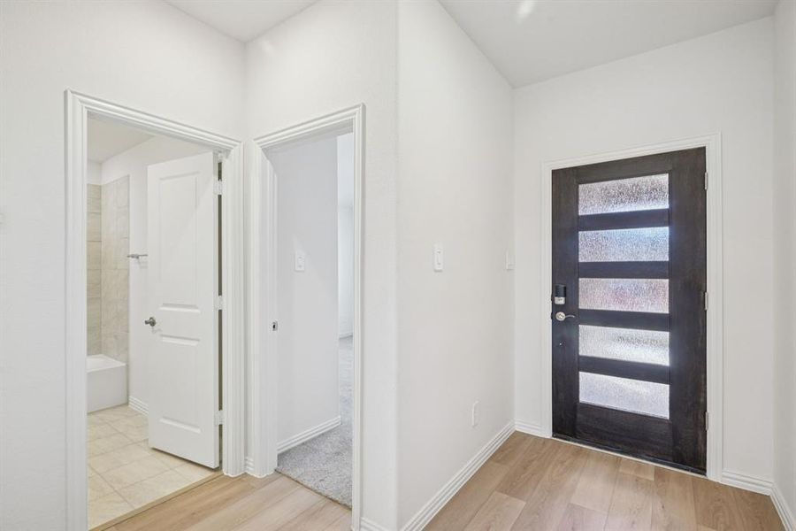 Spacious, unfurnished interior of a new home in Westmoor, Sherman (Image 20).