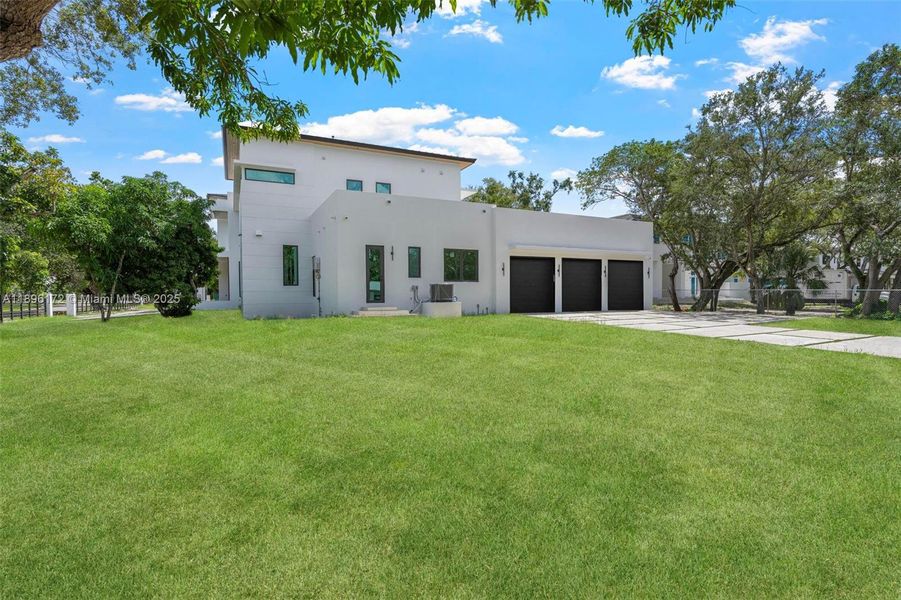 Exterior details and patio area of a home in , Palmetto Bay (Image 34). Exterior details and patio area of a home in , Palmetto Bay (Image 34).