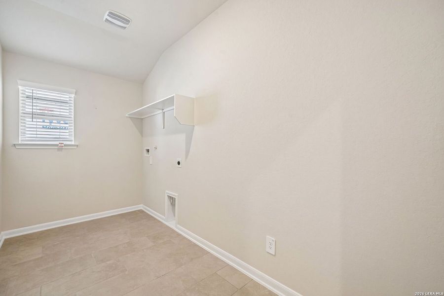 Spacious, unfurnished interior of a new home in Arcadia Ridge - Classic Series, San Antonio (Image 20).