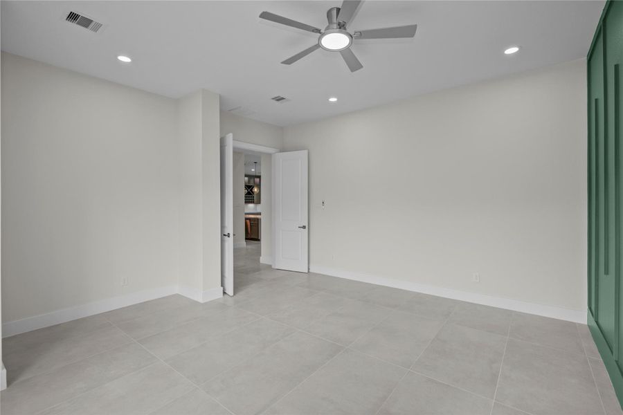 Spacious, unfurnished interior of a new home in , Spring (Image 34).