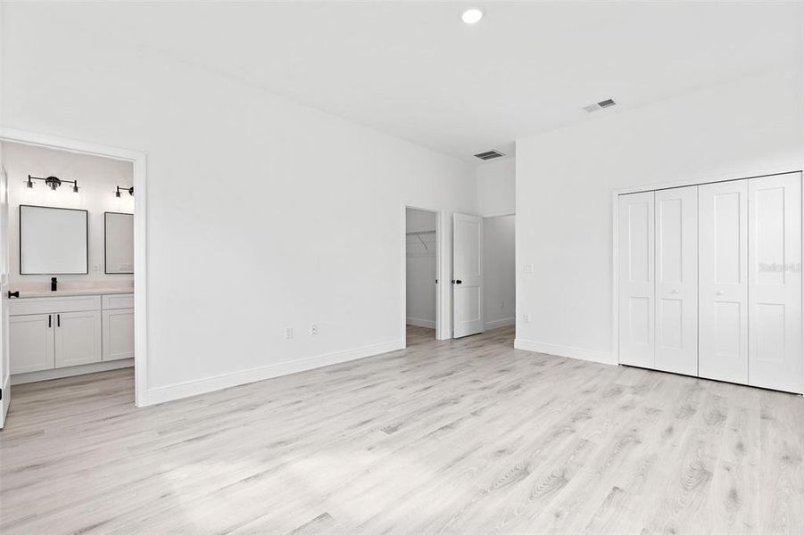 Spacious, unfurnished interior of a new home in , Ocala (Image 27).