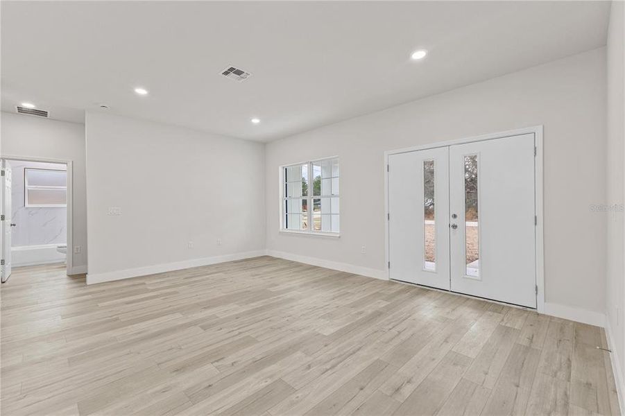 Spacious, unfurnished interior of a new home in , Citrus Springs (Image 9).