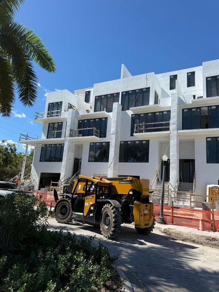 Condo located in Miami Beach, FL showcasing its design and architecture (Image 2).