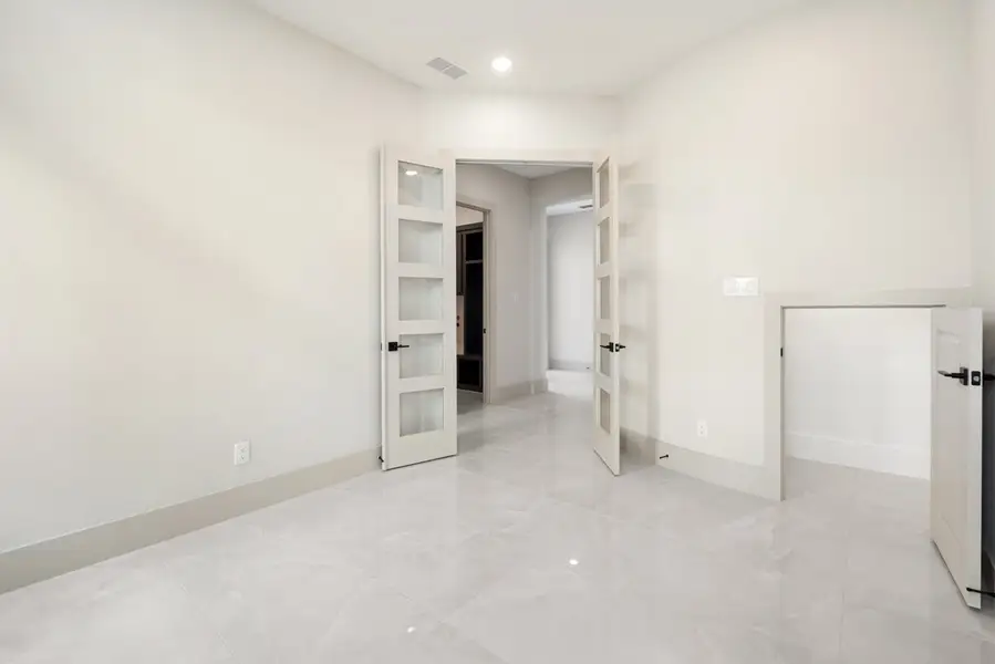 Representative unfurnished interior of a home built from the Westwood by Landon Homes in Dominion Estates, Frisco (Image 32).