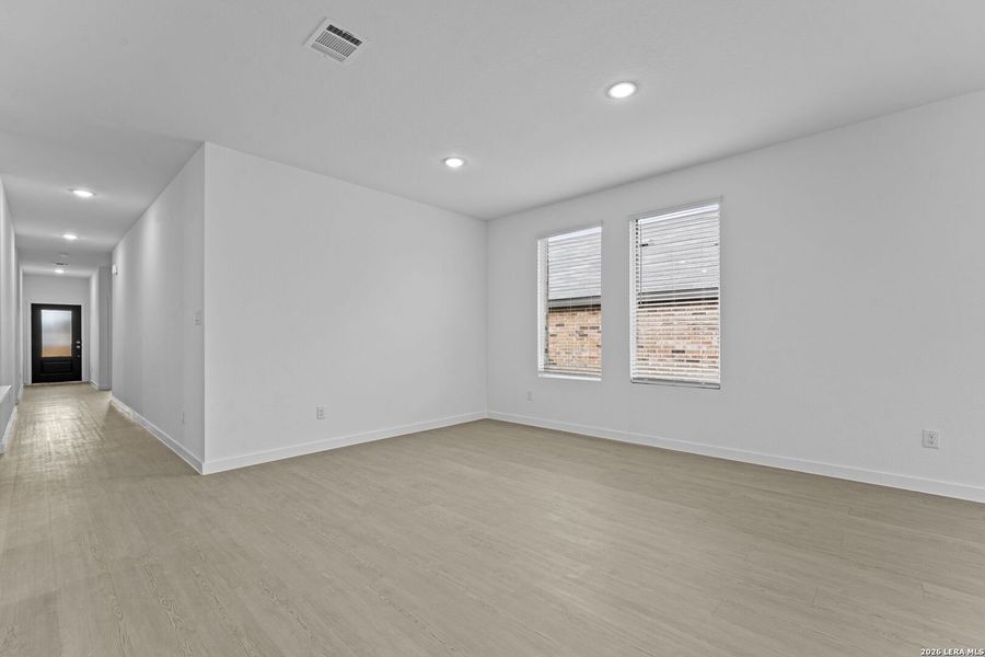 Spacious, unfurnished interior of a new home in Sky Ranch, New Braunfels (Image 25).