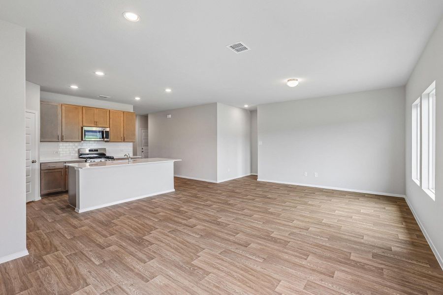 Spacious, unfurnished interior of a new home in Cloverleaf, Austin (Image 31). Spacious, unfurnished interior of a new home in Cloverleaf, Austin (Image 31).