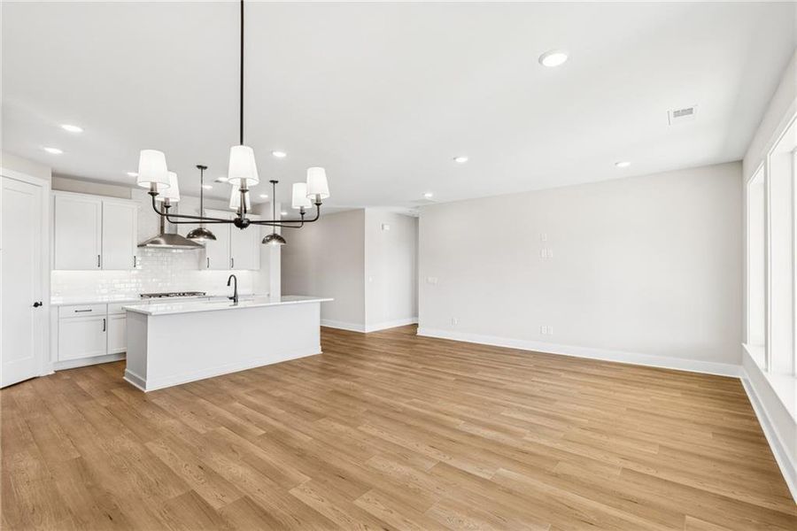 Spacious, unfurnished interior of a new home in Old Mill Preserve, Dallas (Image 12).