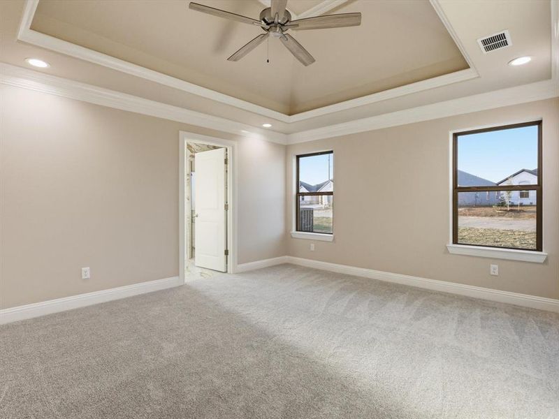 Spacious, unfurnished interior of a new home in , Tolar (Image 36).